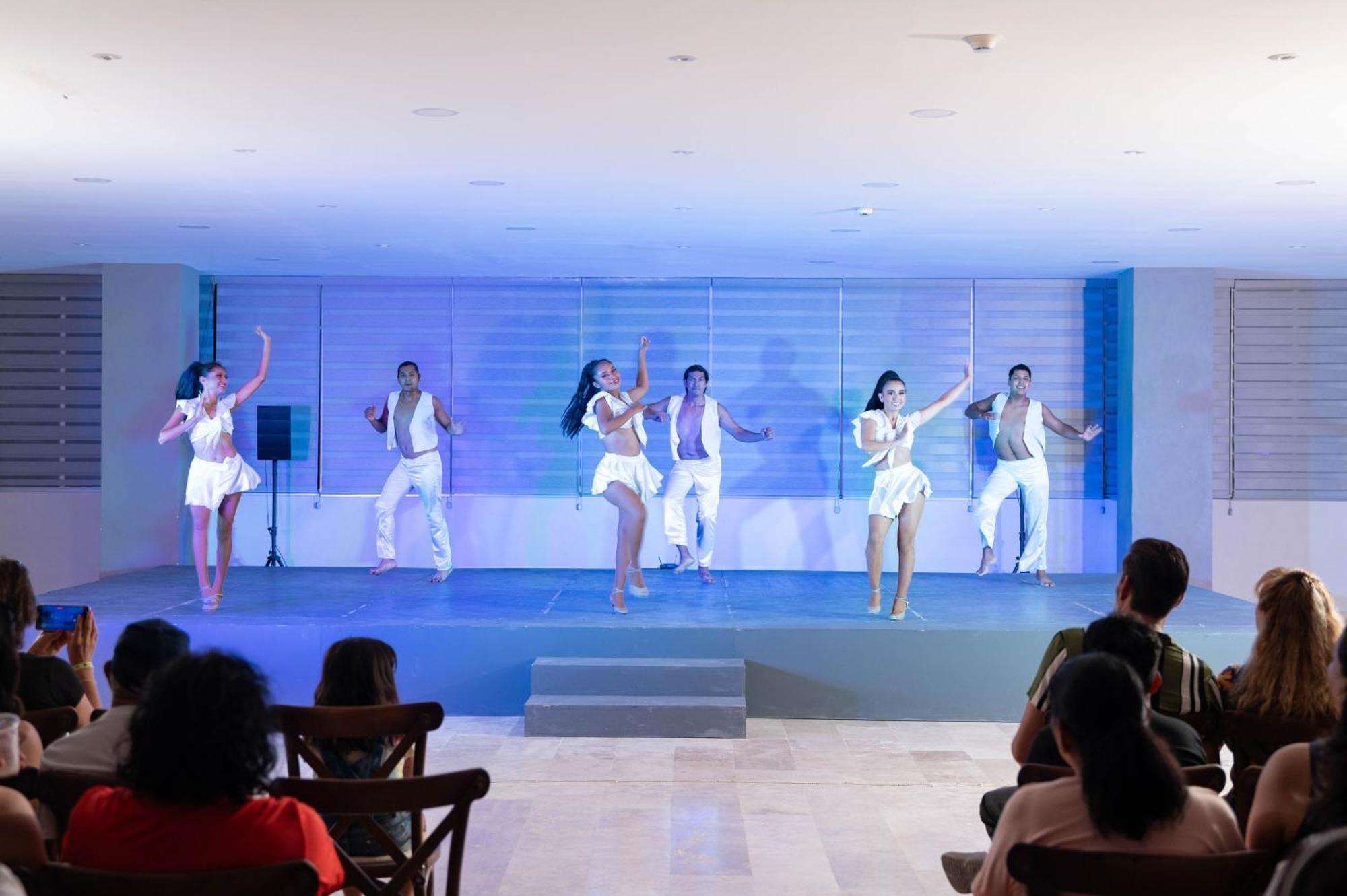 Ritz Acapulco All Inclusive Eksteriør bilde Entertainment at a resort