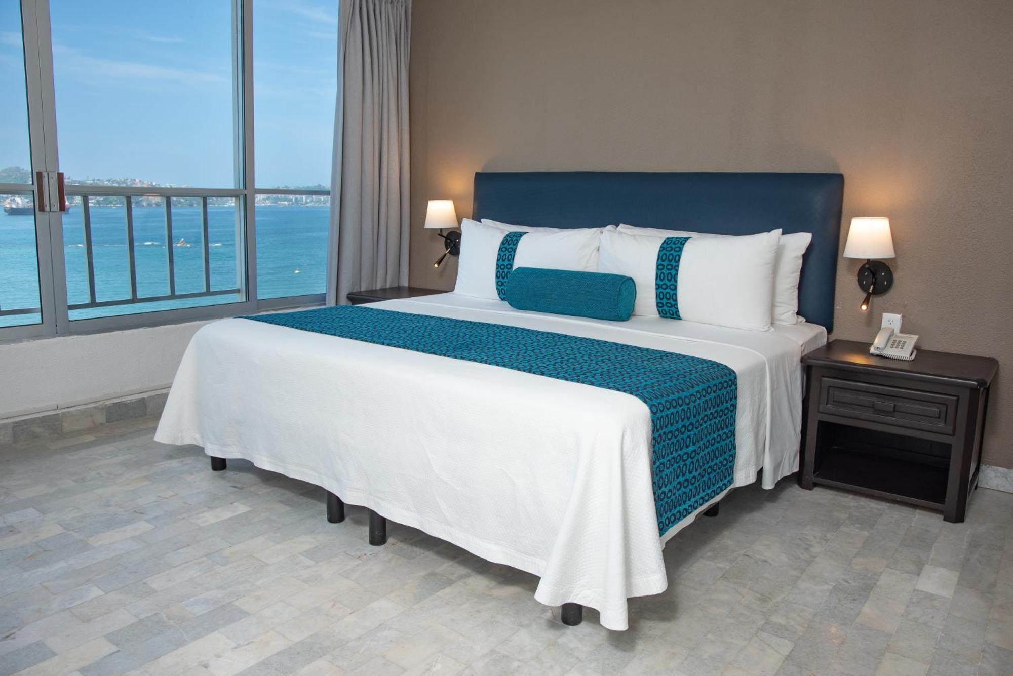 Ritz Acapulco All Inclusive Eksteriør bilde A bed with a bed runner