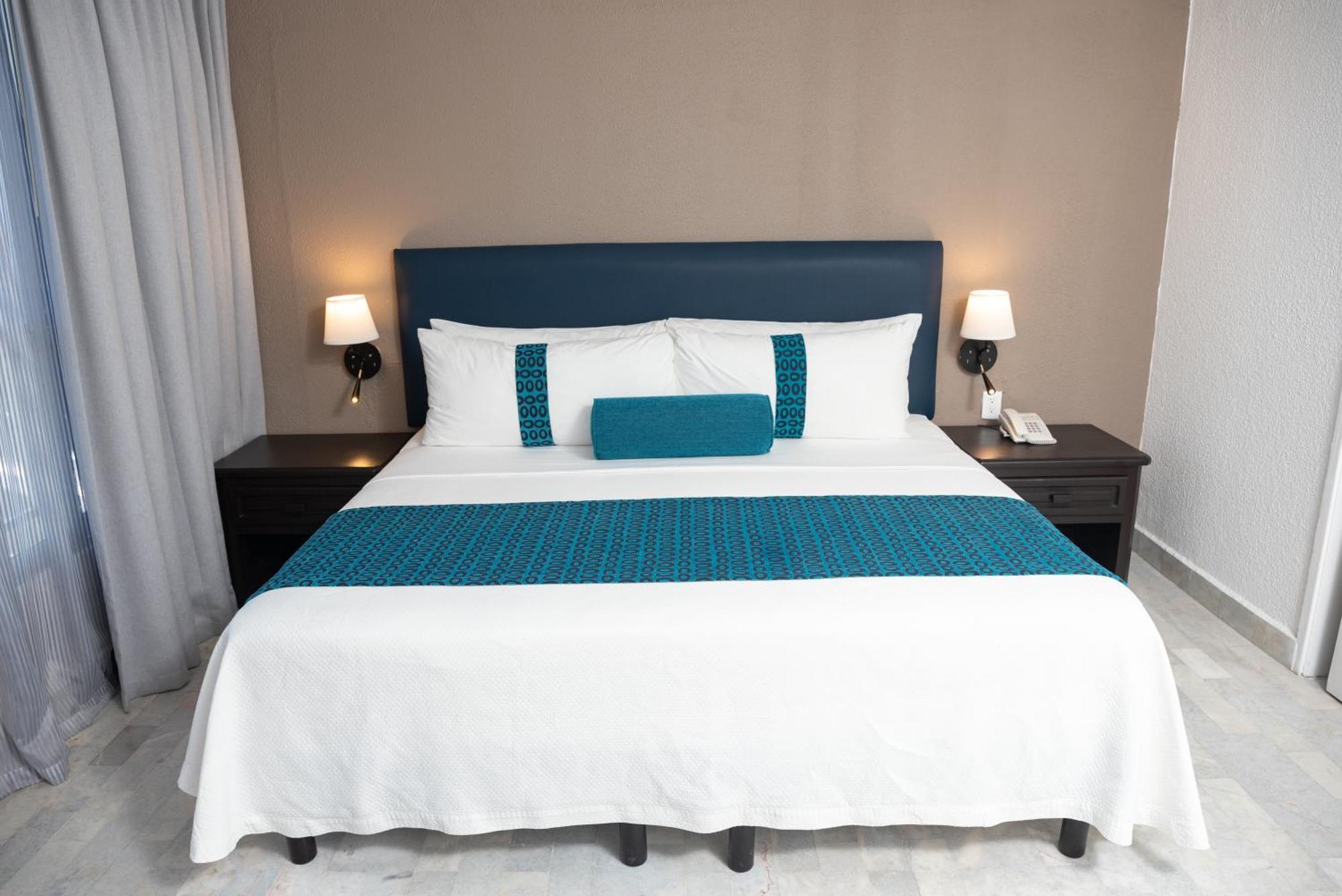 Ritz Acapulco All Inclusive Eksteriør bilde A bed with a bed runner
