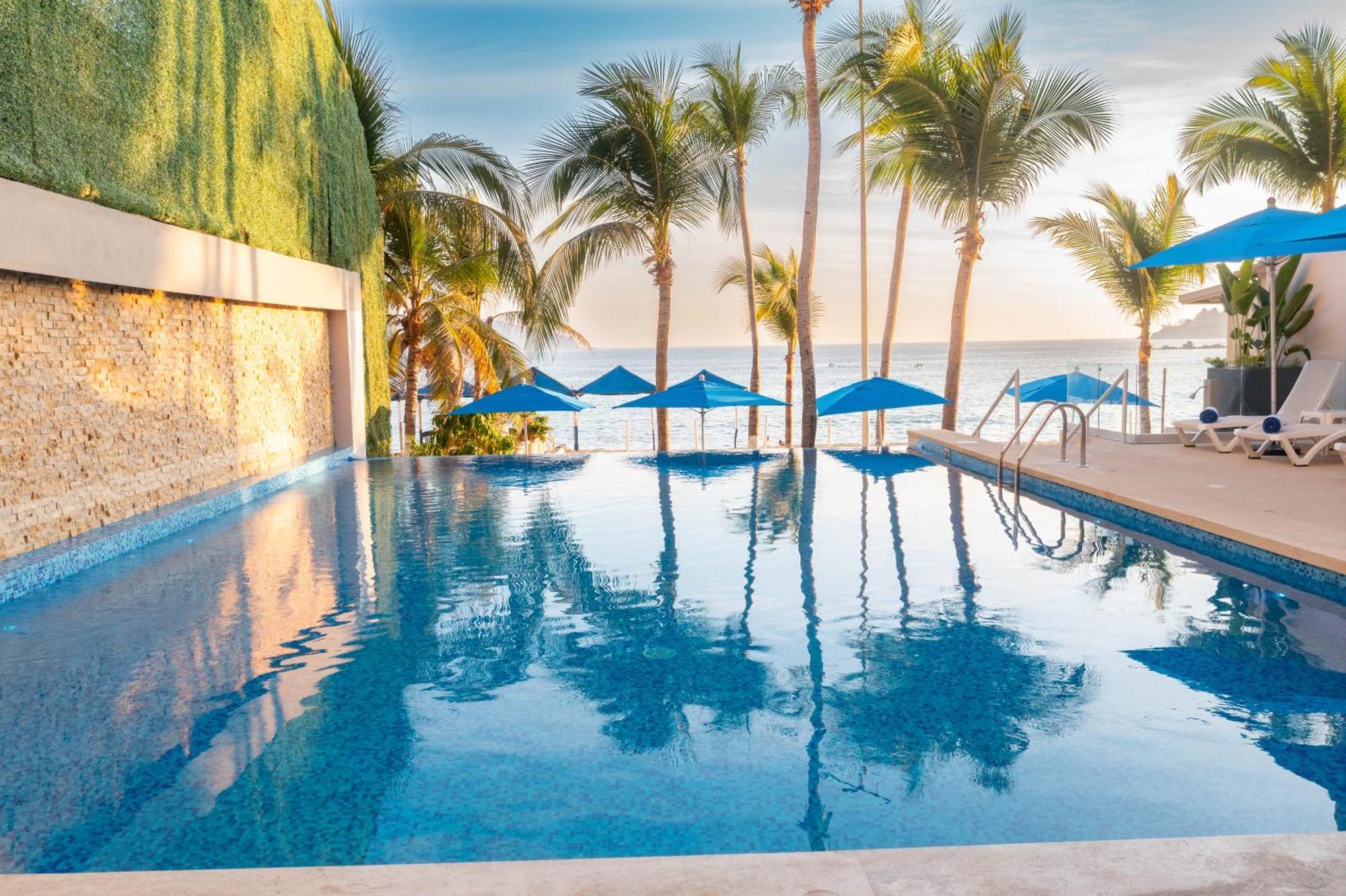 Ritz Acapulco All Inclusive Eksteriør bilde Infinity pool at the beach